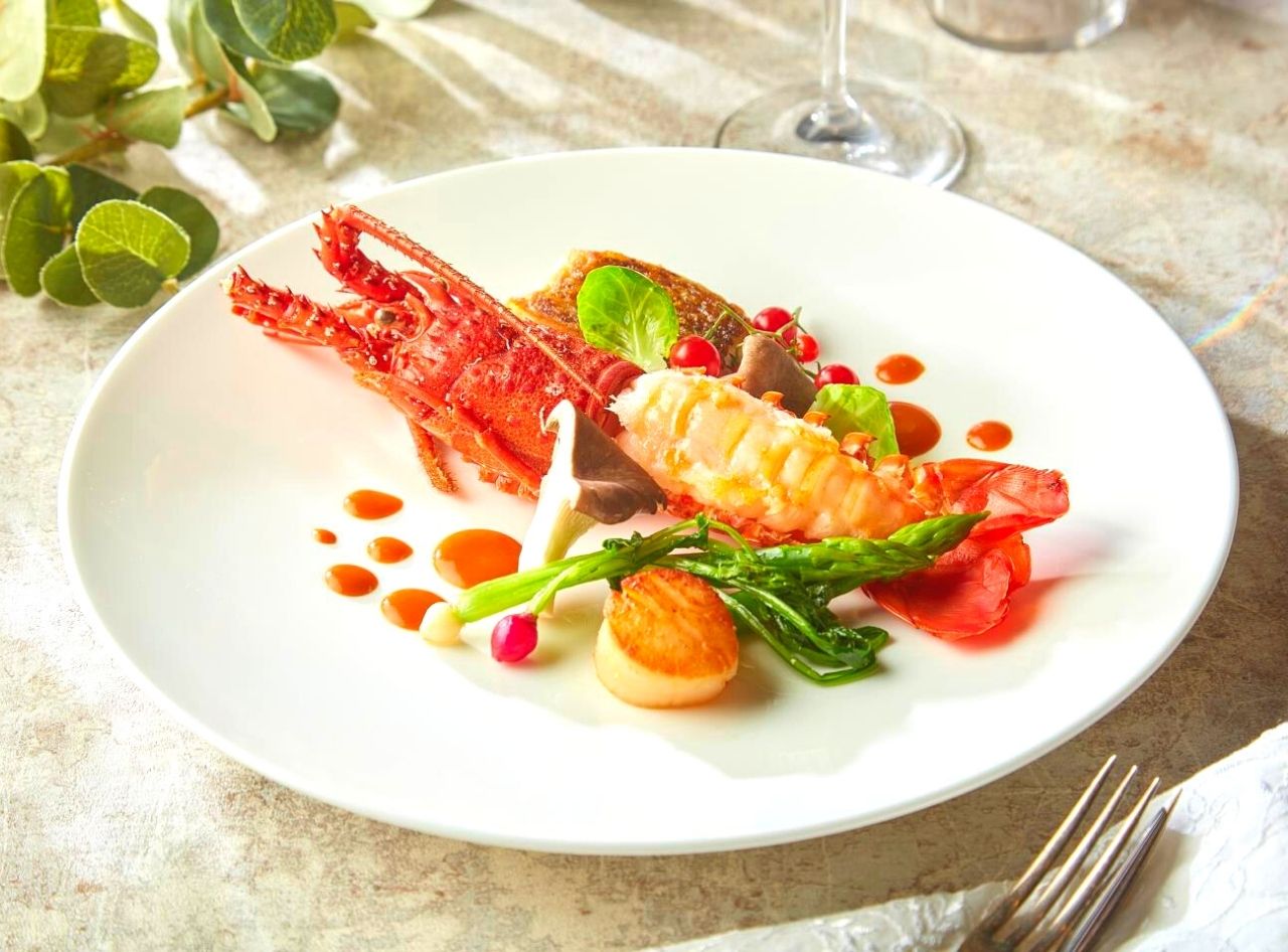 旬の食材を厳選した絶品コースは味はもちろん、美しさでもゲストを魅了する
