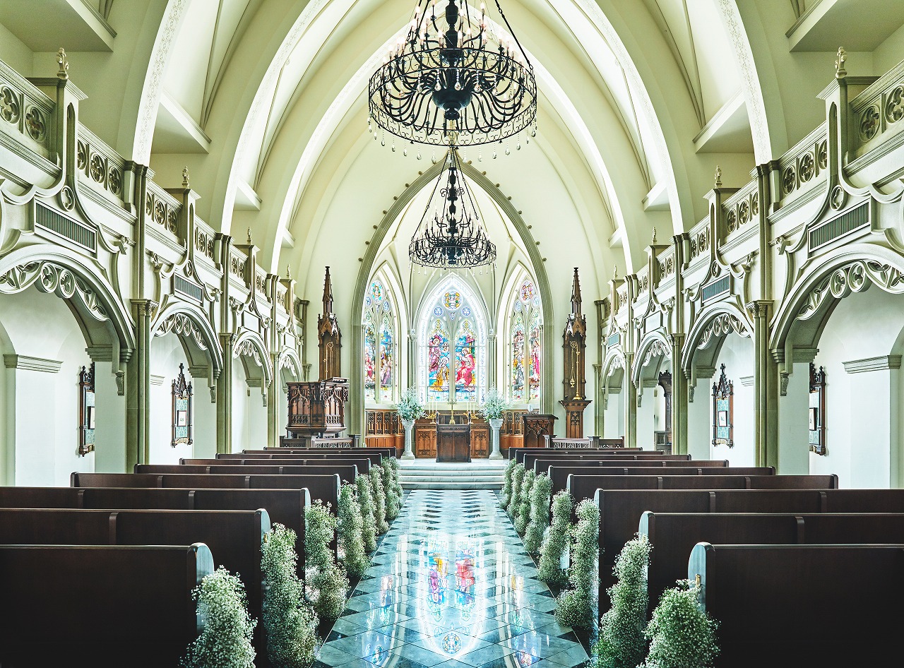 本物のアンティークに彩られた、英国の歴史が宿る本格大聖堂