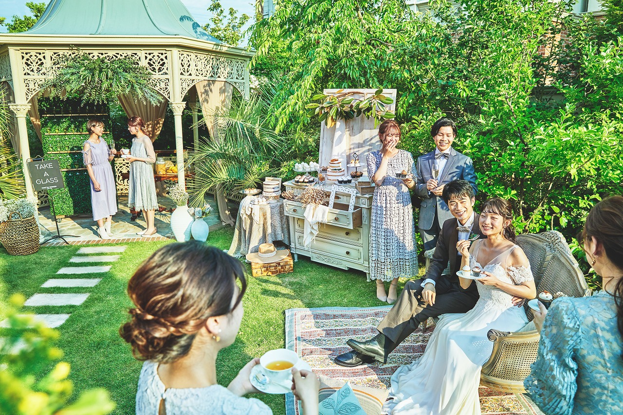 緑と光溢れる開放的なプライベートガーデンでデザートビュッフェを楽しんで