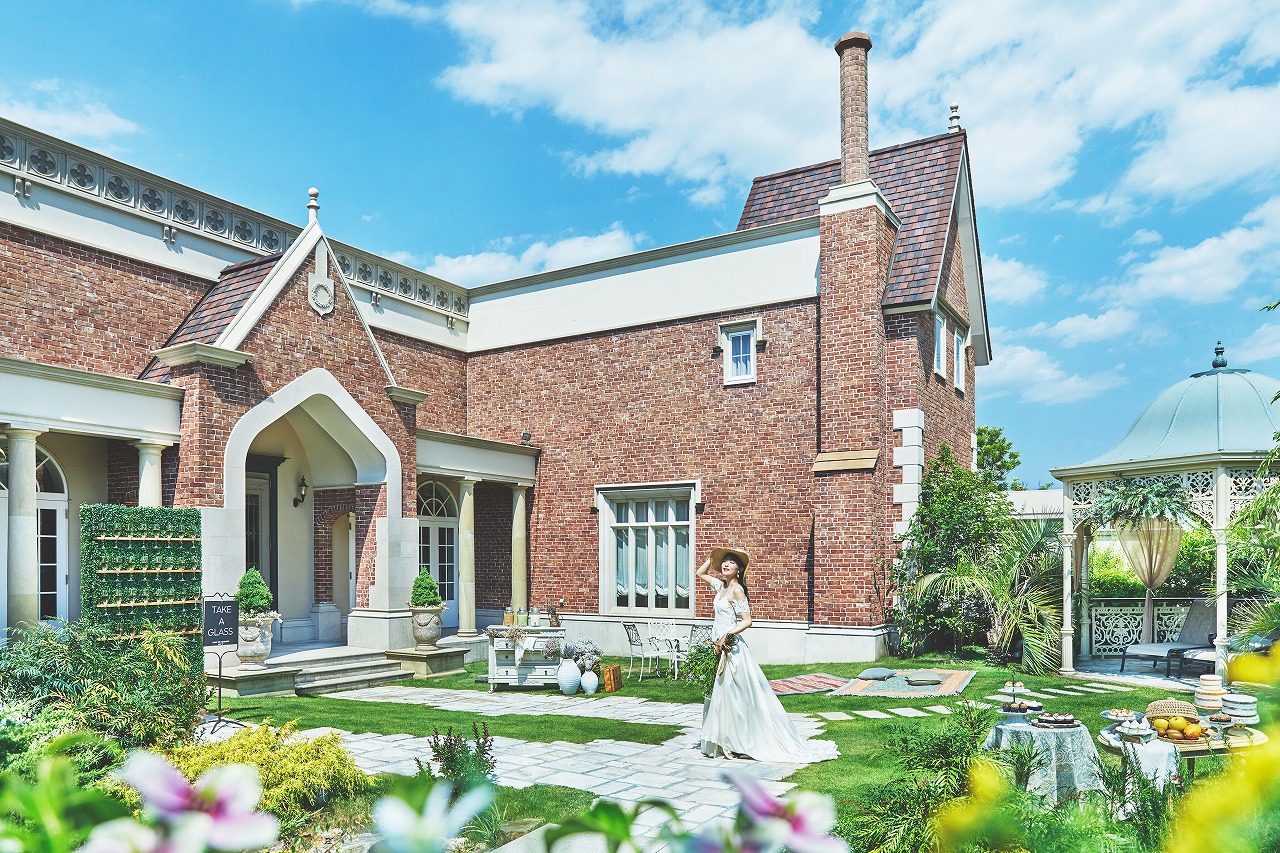 レンガ調の外観はまるでヨーロッパに訪れたよう