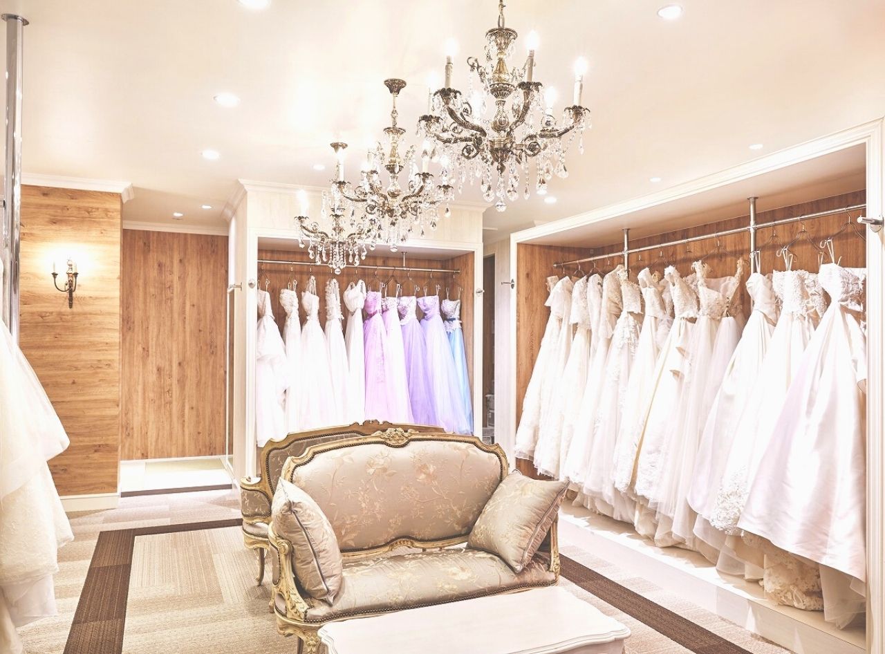 バリエーション豊かなラインナップの専門のドレスルーム「VIVIAN　brides」で運命の一着を。