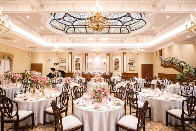 大きなガラスの天窓や大階段はまさに夢の国のよう