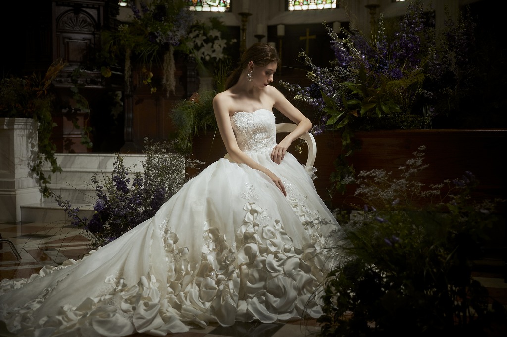 優雅なレースが女性らしさを引き出してくれるドレス