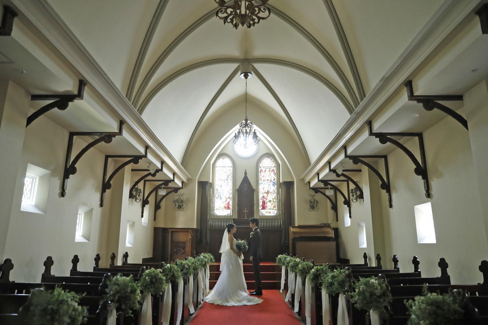 250年の歴史あるステンドグラスが自慢の《プリエール教会》<br />
自然の温もり感じ、ゲストの温かな気持ちを感じ、お互いの想いを感じられる特別な時間をお過ごしください