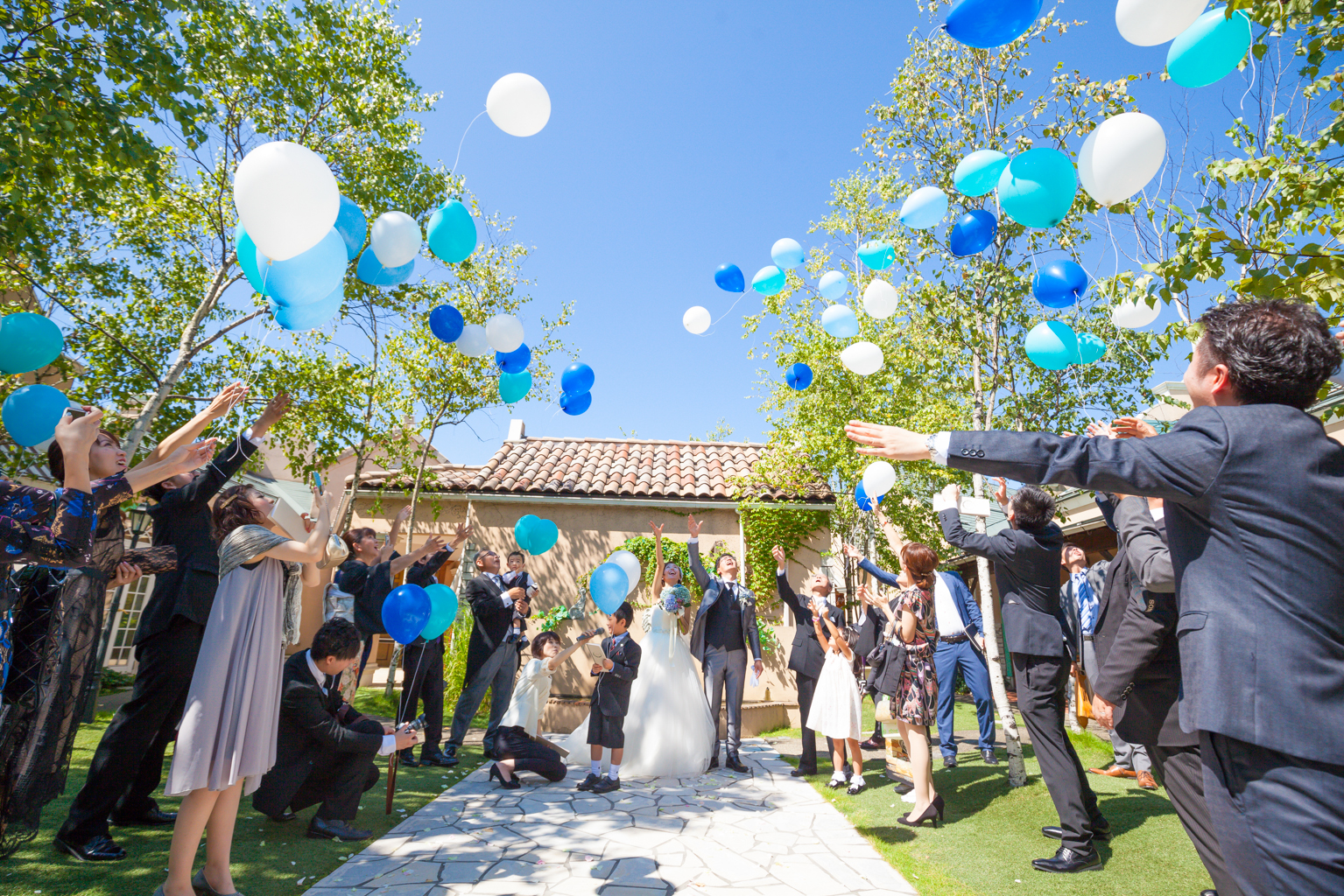 青空のもとバルーンリリース
