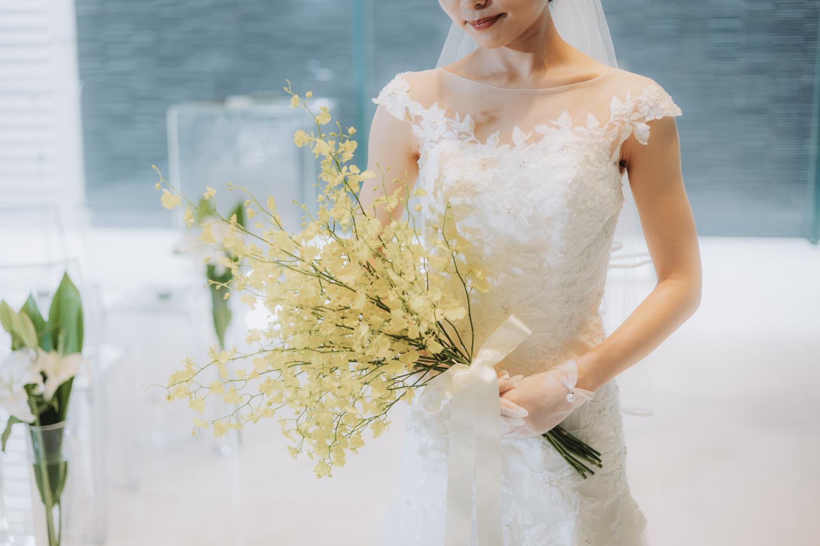 可憐な黄色の小花が揺れる