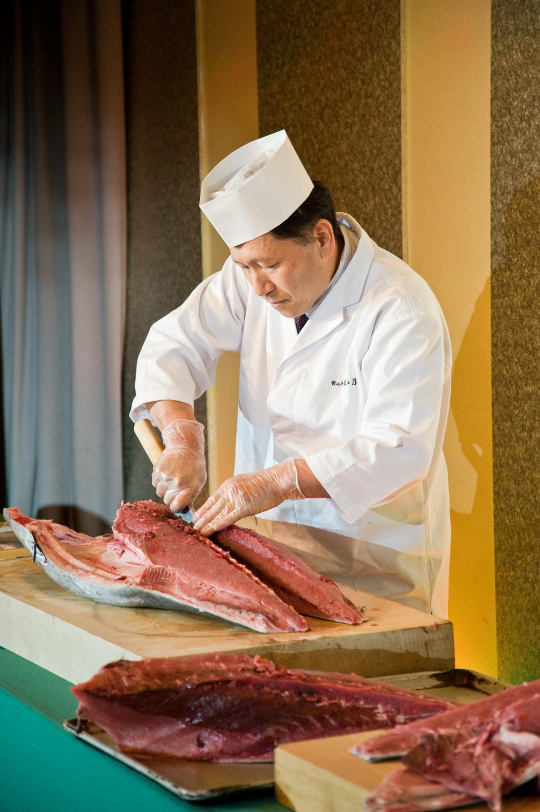 ダイナミックなマグロの解体ショーにはゲストの目が釘付けになること間違いなし！