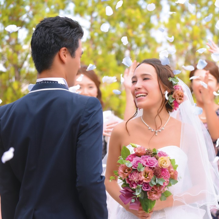 式後はガーデンテラスにて祝福のフラワーシャワーを浴びてゲストとの会話を楽しもう