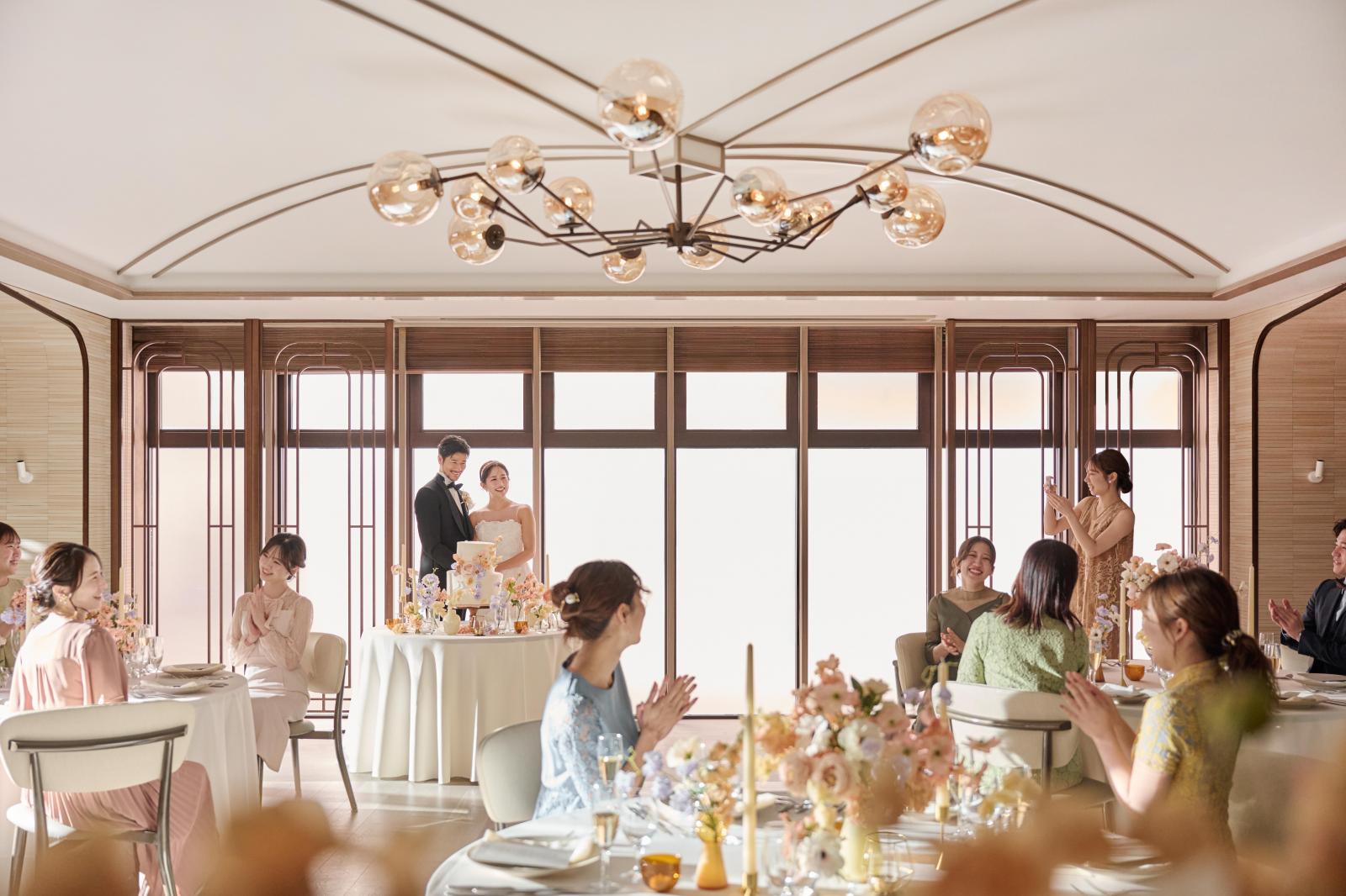 まるでガーデンにいるかのような緑溢れる室内空間。雨や雪が降っても風が強くても、天気に左右されず希望の演出が叶う全天候型の会場で心から楽しめる結婚式を