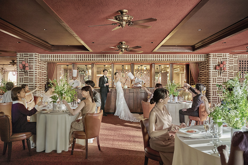 オープンキッチンのあるレストラン感覚のバンケット。レンガ造りの風合い豊かな空間に選りすぐりのインテリアを配し、ゲストも心躍るおしゃれなパーティーシーンを演出します。