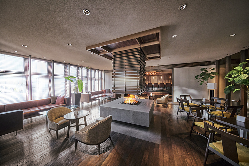 あたたかなパーティーを象徴する暖炉がゲストの皆さまをお迎えするラウンジ。上質なインテリアが心地よい時間を演出します。ラウンジ内には、プロジェクターや音響設備もご用意しています。