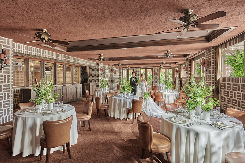 木目や心地よい自然光さす上質なモダン空間に、印象的なオレンジの照明が映える会場