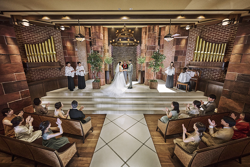 人の手で積み上げた3万個ものレンガは、人が一生で出会うと言われる3万人の方々との絆を象徴しています。