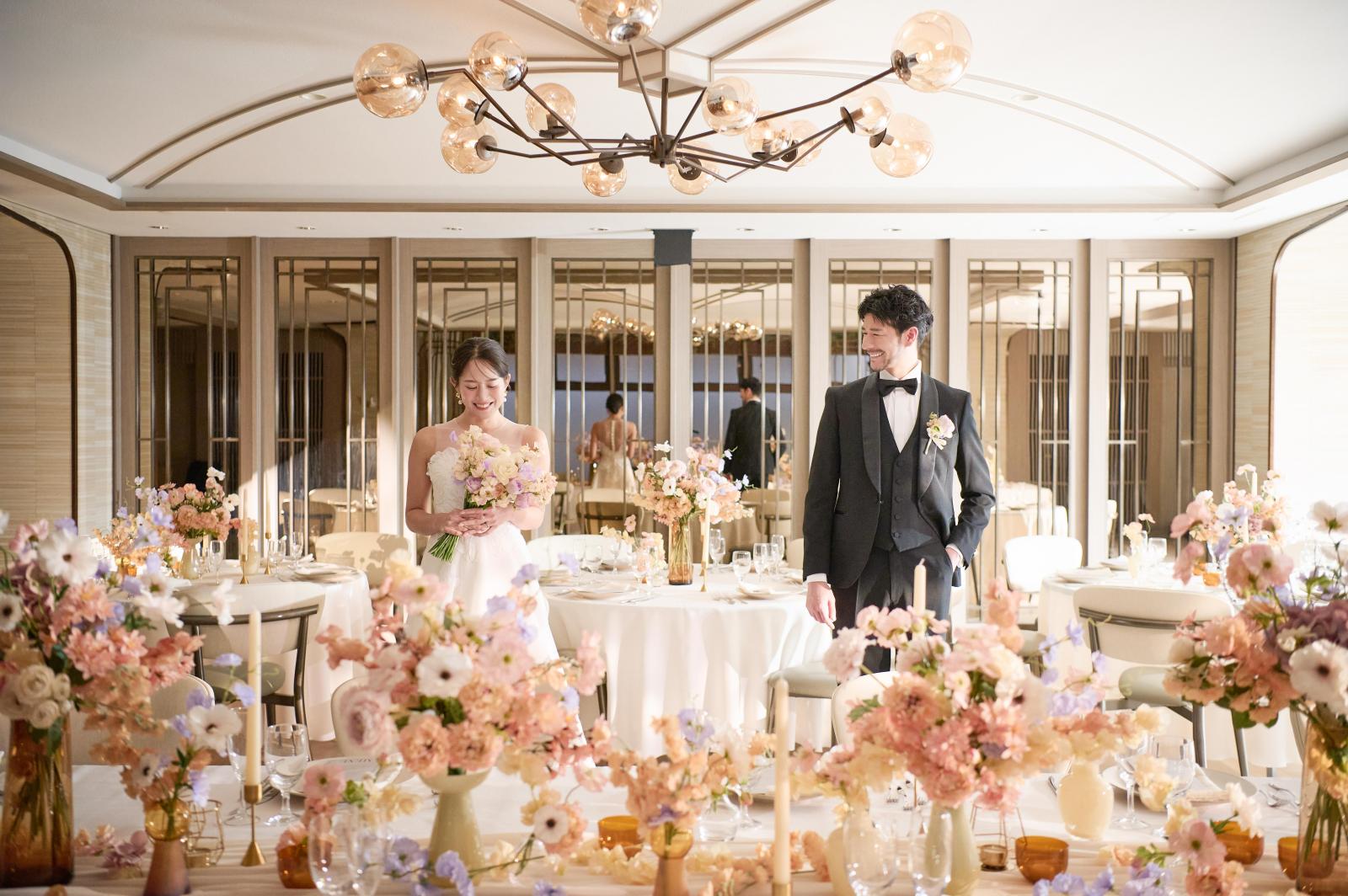 おふたりとゲストとのふれあいを大切に考えてデザインされた空間が、明るく寛ぎに満ちたパーティーを演出