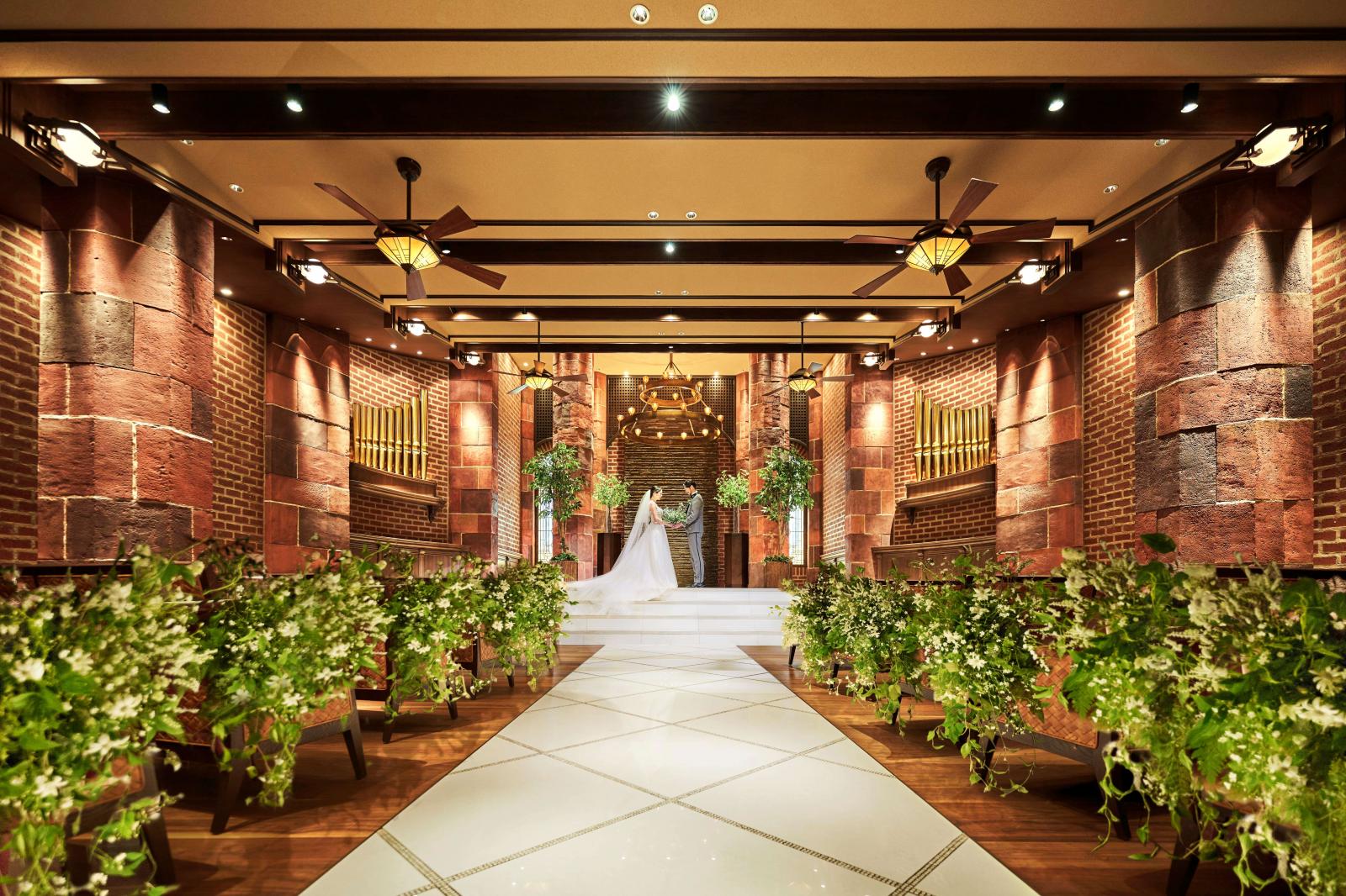 扉が開いた瞬間に誰もが心を奪われる、アーティスティックであたたかなレンガ造りのチャペル。