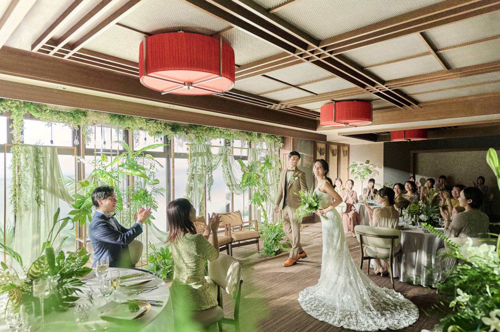 ブラウンを基調とした空間に印象的なオレンジの照明の「クレール」。木の温もりや心地よい自然光も、くつろぎに満ちたシーンを演出します。パーティーを盛り上げる演出の多彩さもこのバンケットならではの魅力です。