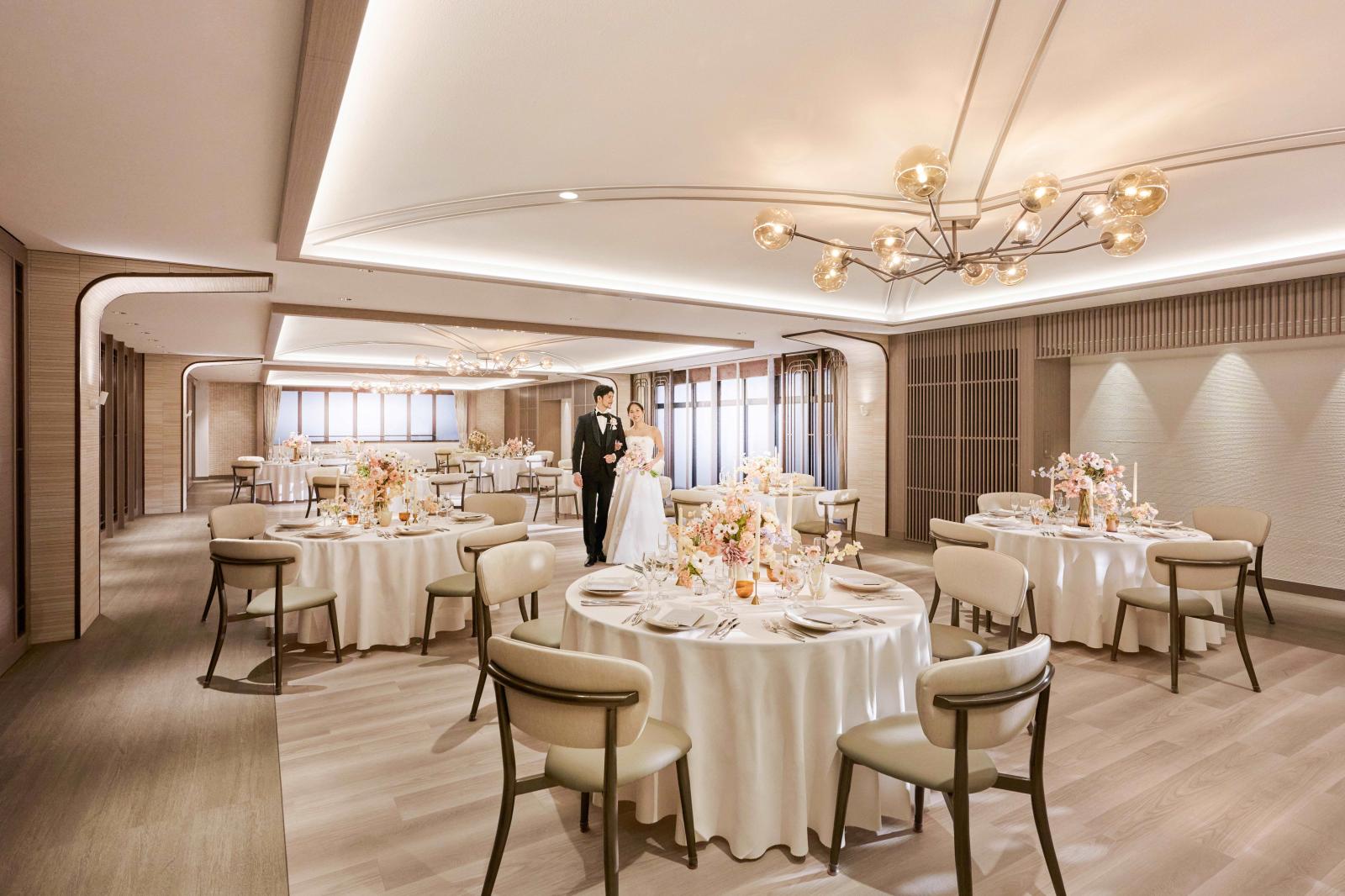 落ち着いた色調で統一され、自然体の笑顔あふれるパーティーが似合うナチュラルなバンケット。すりガラスの窓から降り注ぐ柔らかな自然光に包まれた空間で、ぬくもりに満ちたパーティーをお愉しみいただけます。