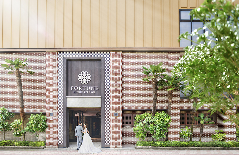 人と人とのあたたかな絆を育むウエディングステージです。3万個のレンガを積んだチャペルや、ワンフロア貸切のゆとりあるバンケットで、ゲストの皆さまの心にも深く刻まれる最高の一日をお過ごしいただけます。