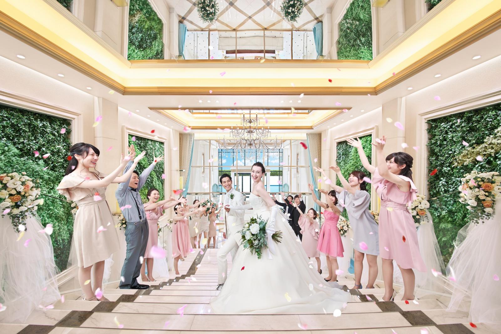 ▲【水・光・緑の大階段】全天候型の空間で、フラワーシャワーなど華やかな演出を