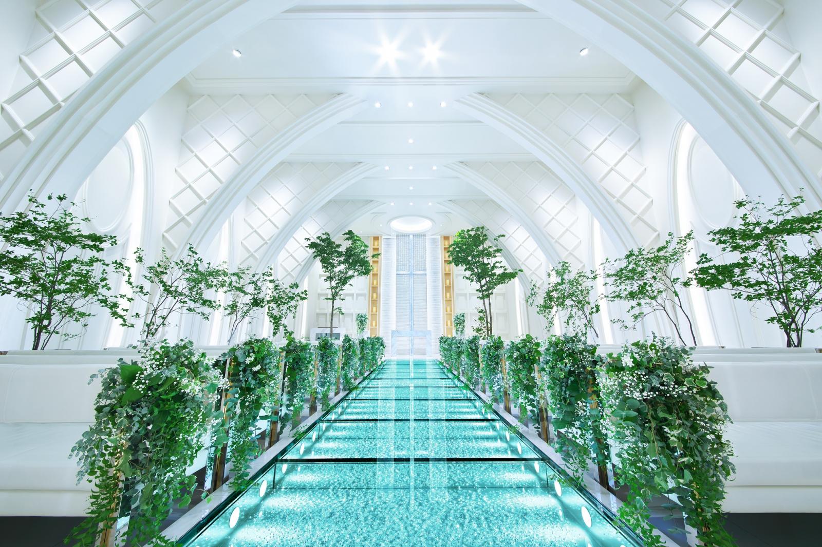 ▲【ダイヤモンドチャペル】クリアガラスのバージンロードには本物のダイヤモンドを贅沢に使用！