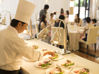 ゲストの表情を見ながら仕上げられる料理