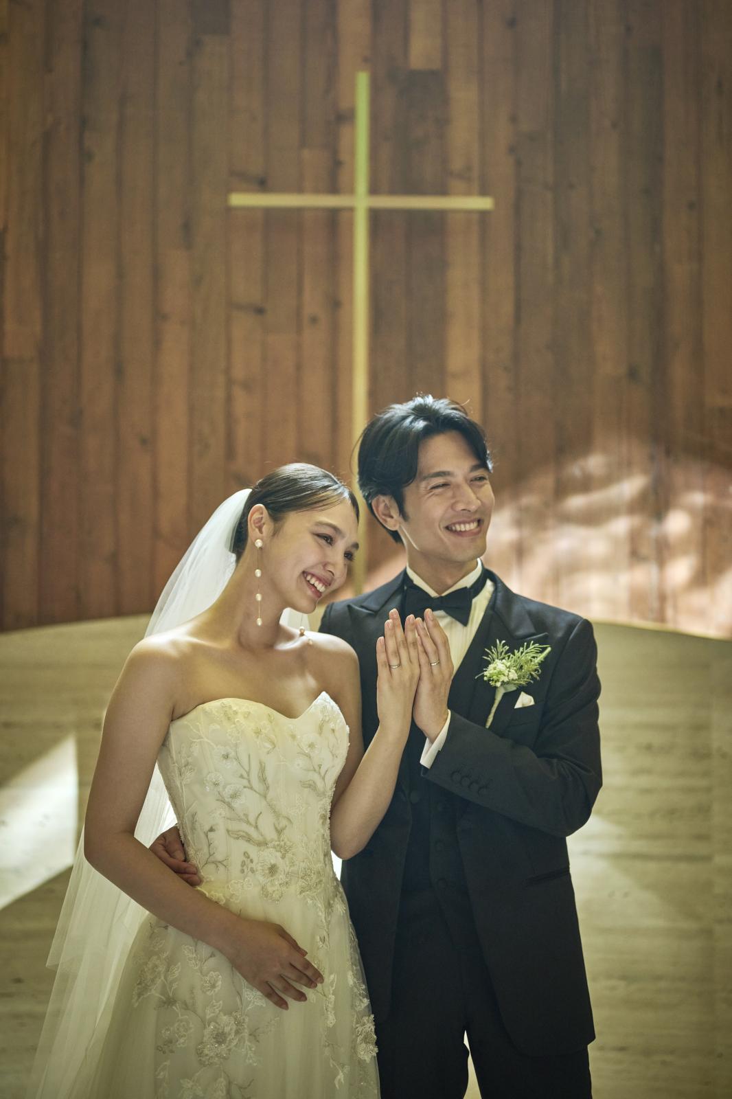 大切な人におろしてもらうベール。<br />
花嫁を邪悪なものから身をもってくれる意味合いがあります。
