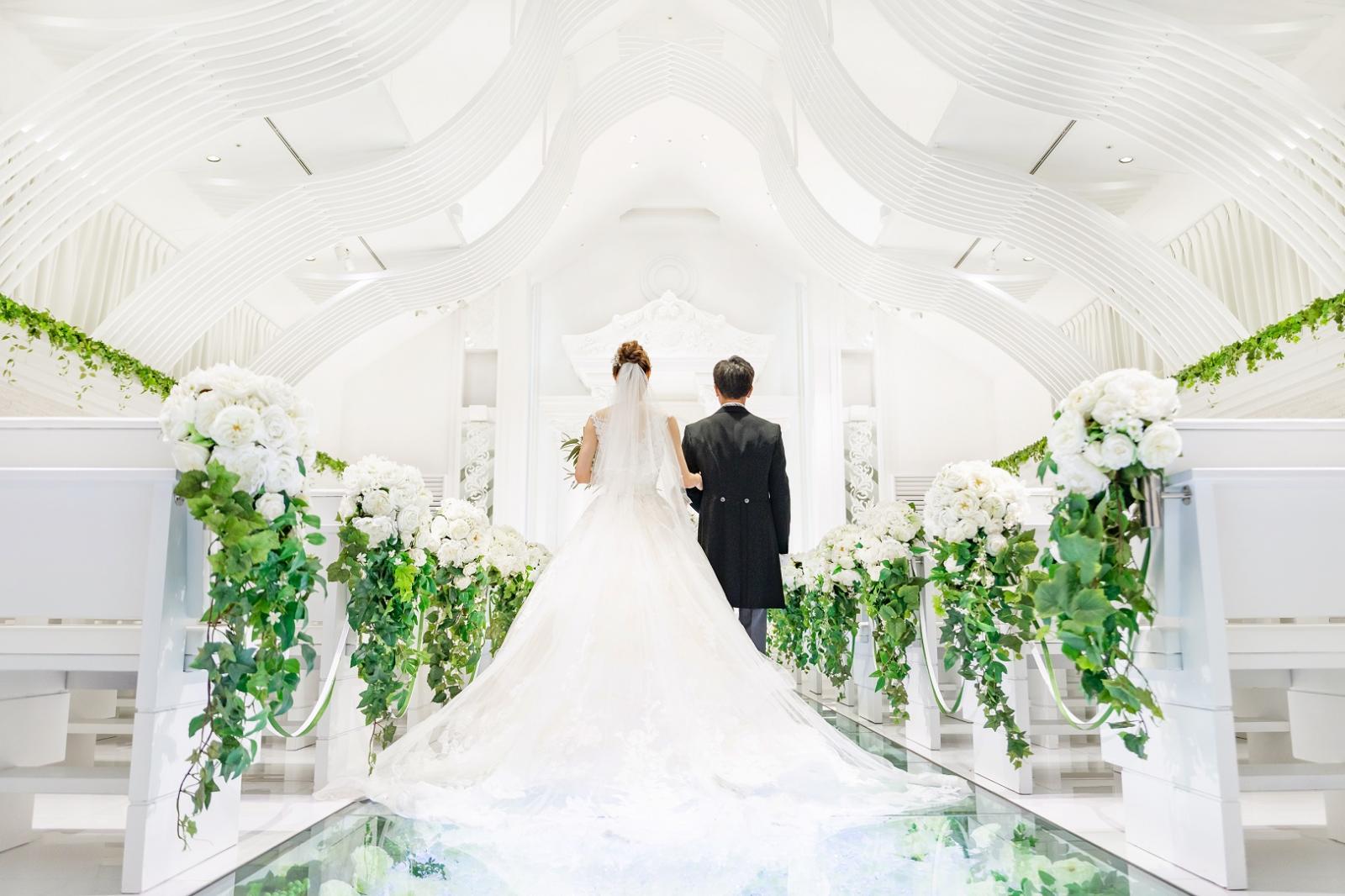 お父様と花嫁様の後ろ姿はゲストの方はもちろん、お母様にも素敵なお姿をお見せすることができます