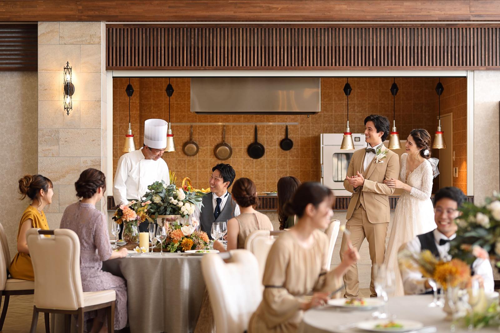 大きな窓から温かな陽光が射し込み、木目調の床と白で統一されたリゾート感たっぷりの会場