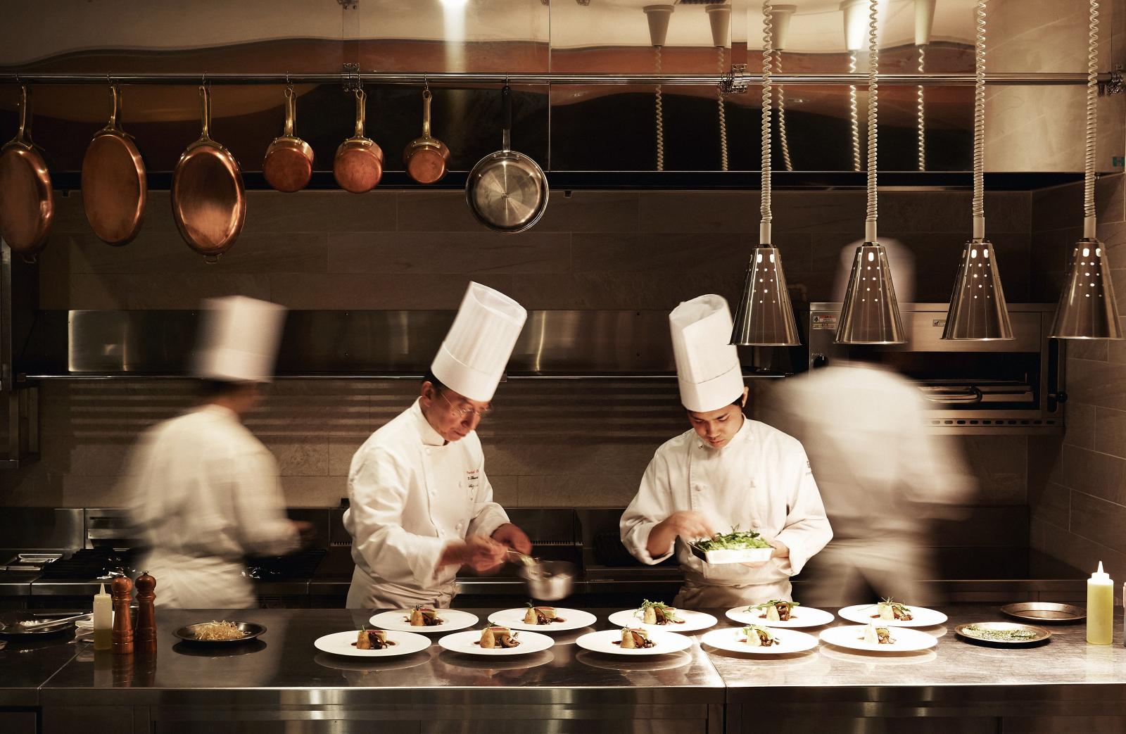 ゲストの皆さまに喜んでいただくために食材は旬のものを、鮮度と質にもこだわってシェフ自らが厳選