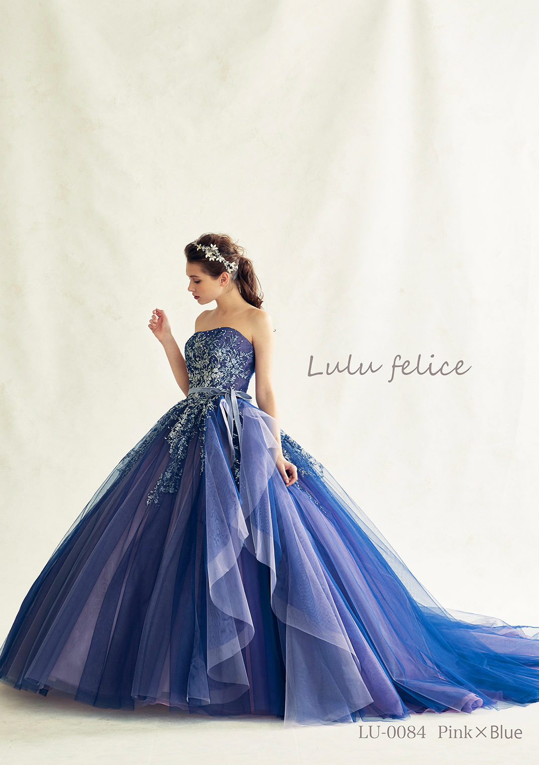 ネイビーカラーがスタイリッシュな印象のドレス