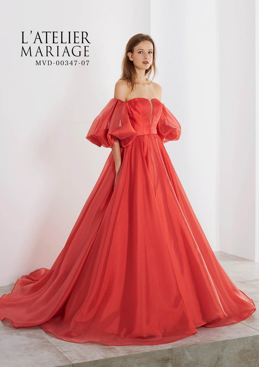 胸元のカッティングや背中のV字ラインにこだわり、歩く度に裾が揺れ動く軽やかな印象のドレス♪