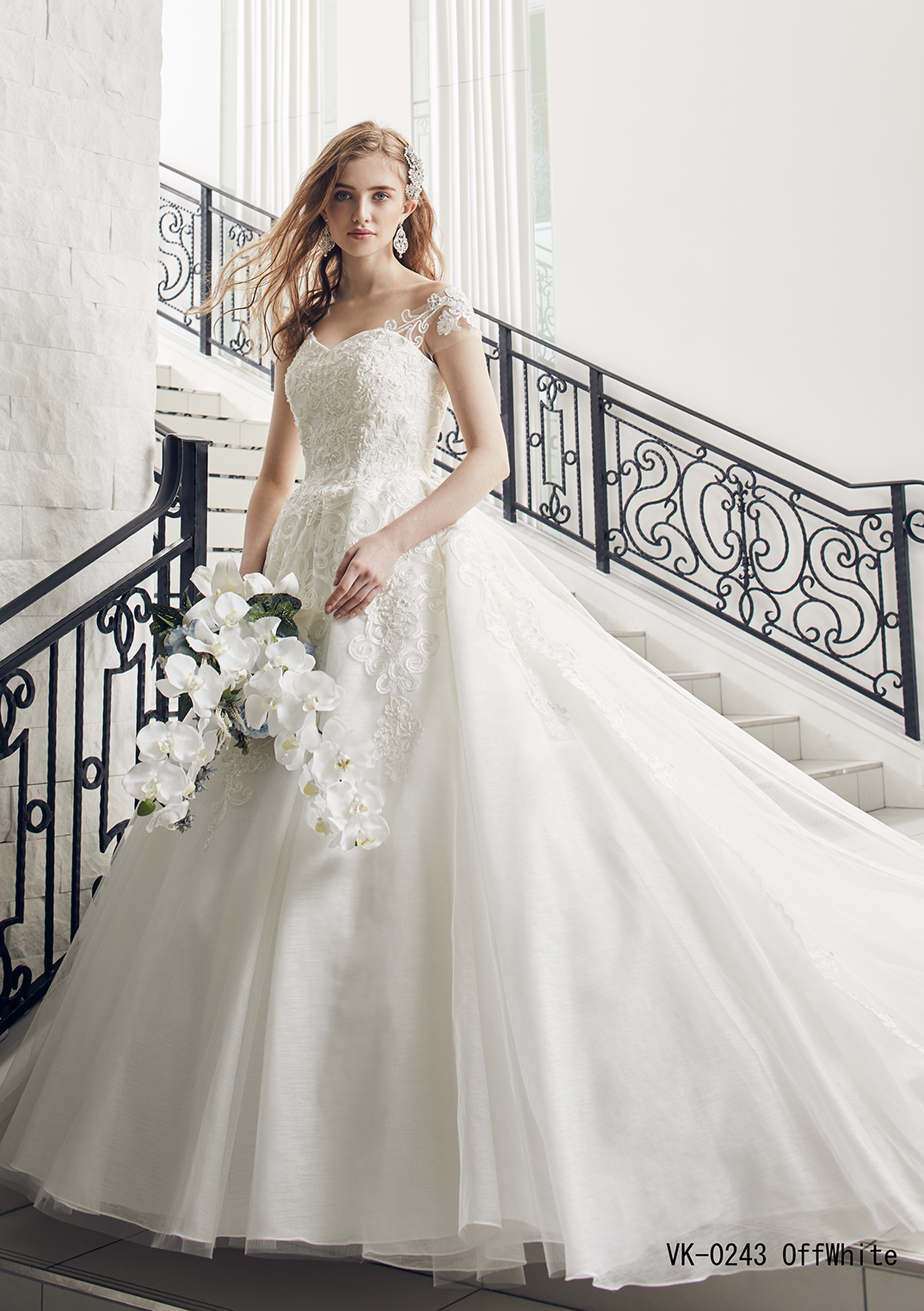 チュールのボリューム感と裾のレースがかわいい上品な一着