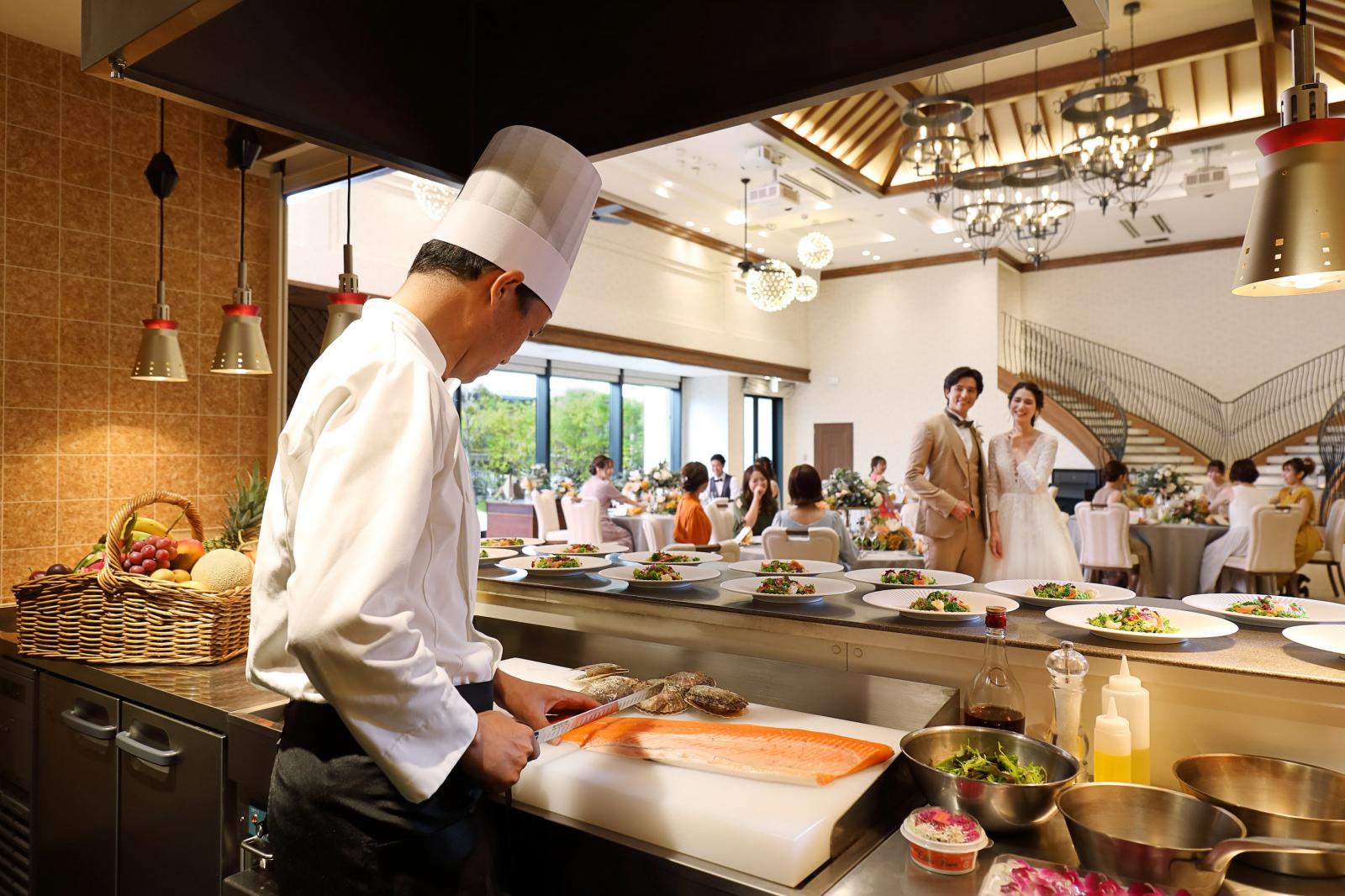 旬食材をふんだんに取り入れた料理を提供♪五感で楽しめるオープンキッチンが、期待感を高めてくれる