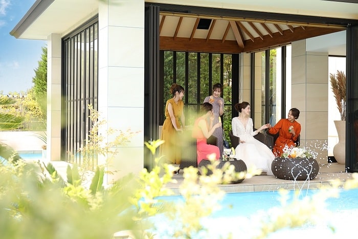 青空の下で、一体感のある演出をゲストと楽しんだり、おしゃれにカクテルパーティを行ってもOK！