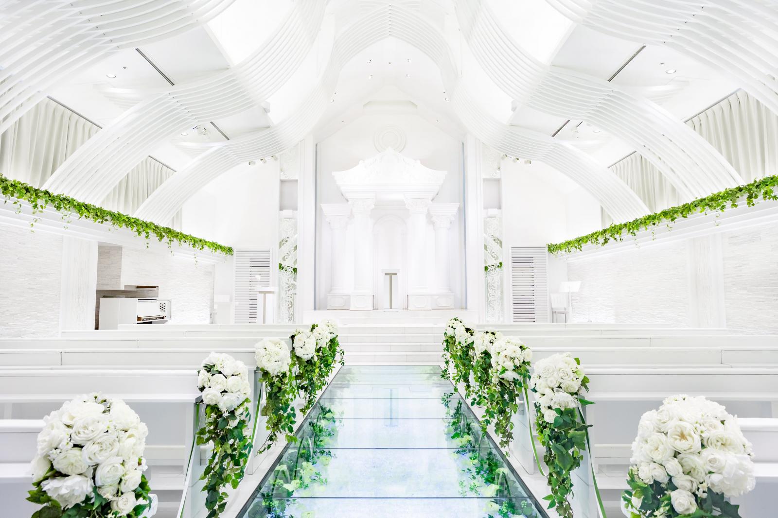 ガラス張りのバージンロードが長く、美しい純白のチャペル。まるで宝石がちりばめられているかのように、キラキラと輝く雰囲気に一目ぼれする花嫁も多い