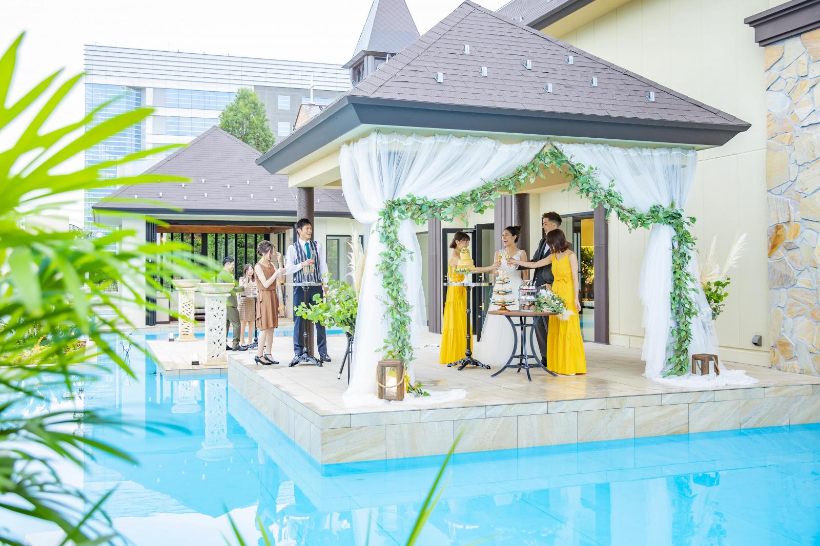 水面に浮かぶ開放的なテラス