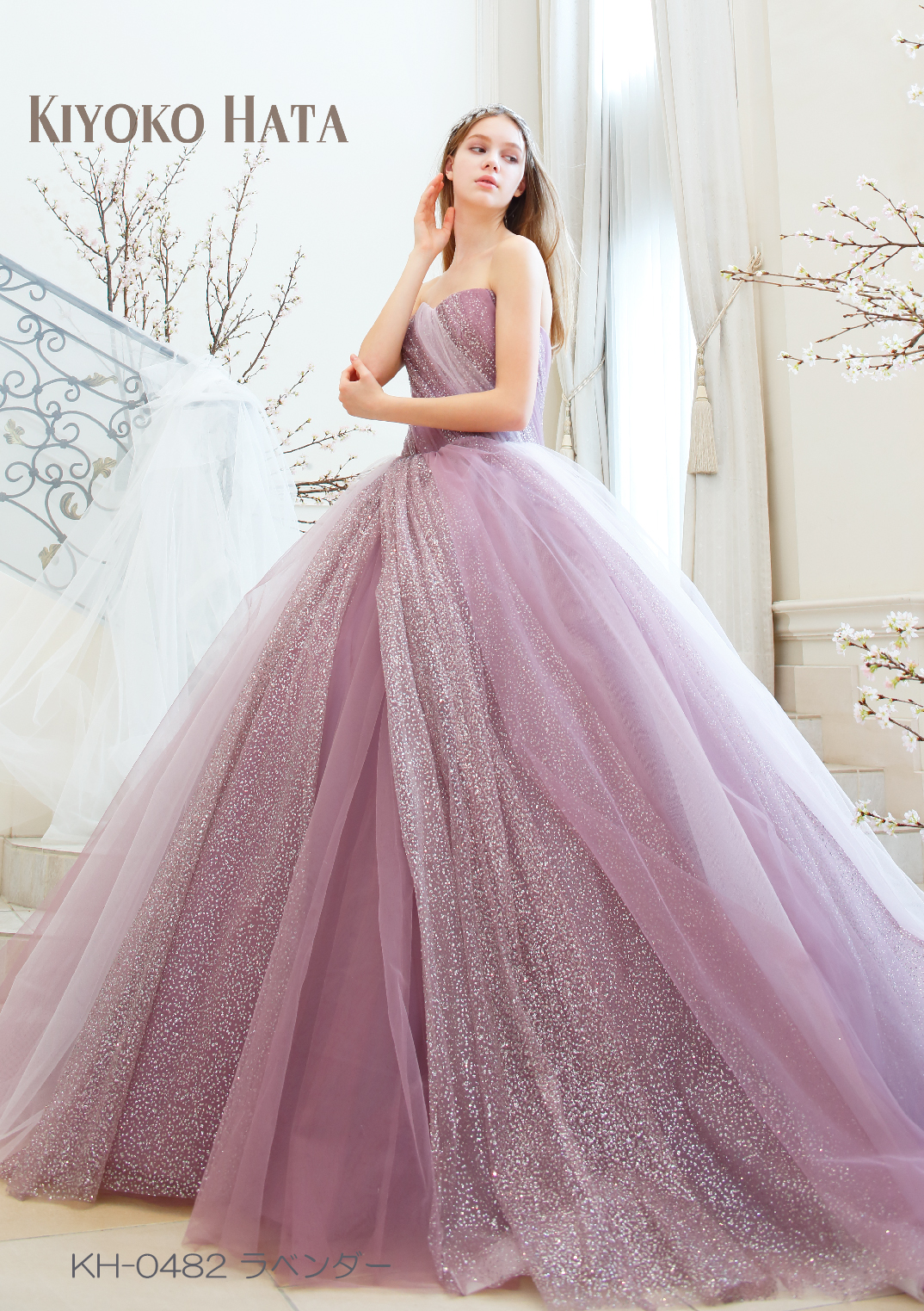 重なり合うチュールのスカートときめ細やかなグリッターが華やかな一着♪