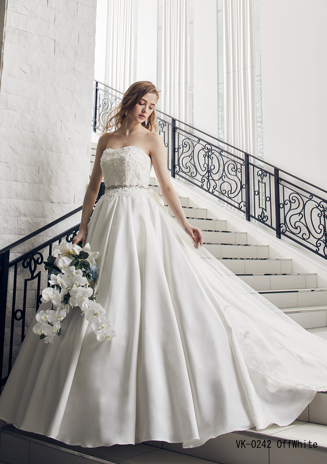 胸元のレースが上品さを演出してくれるサテンのプリンセスラインのドレス