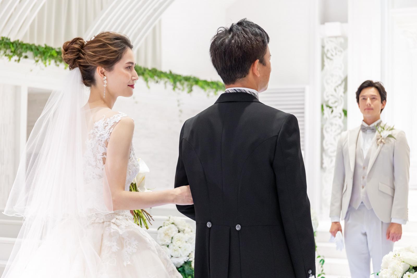 おふたりの想いを体現するチャペルはお父様の想いも溢れ、特別な瞬間となります