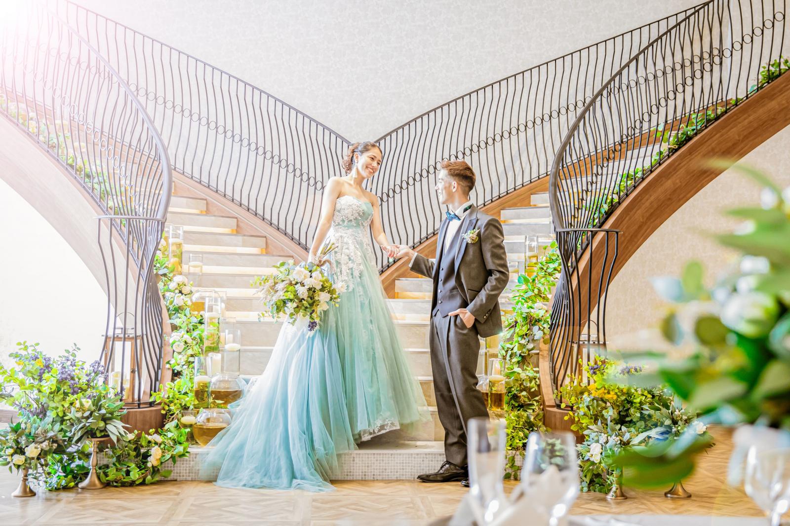 2本のらせん大階段では、映画のワンシーンのような入場にたくさんの拍手が♪