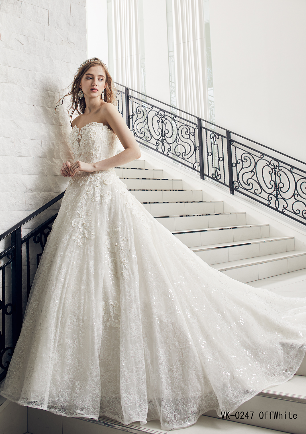 ビスチェからスカートに広がる上品華やかな総刺繡ドレス♪パニエの大きさでスレンダーラインもAラインにも