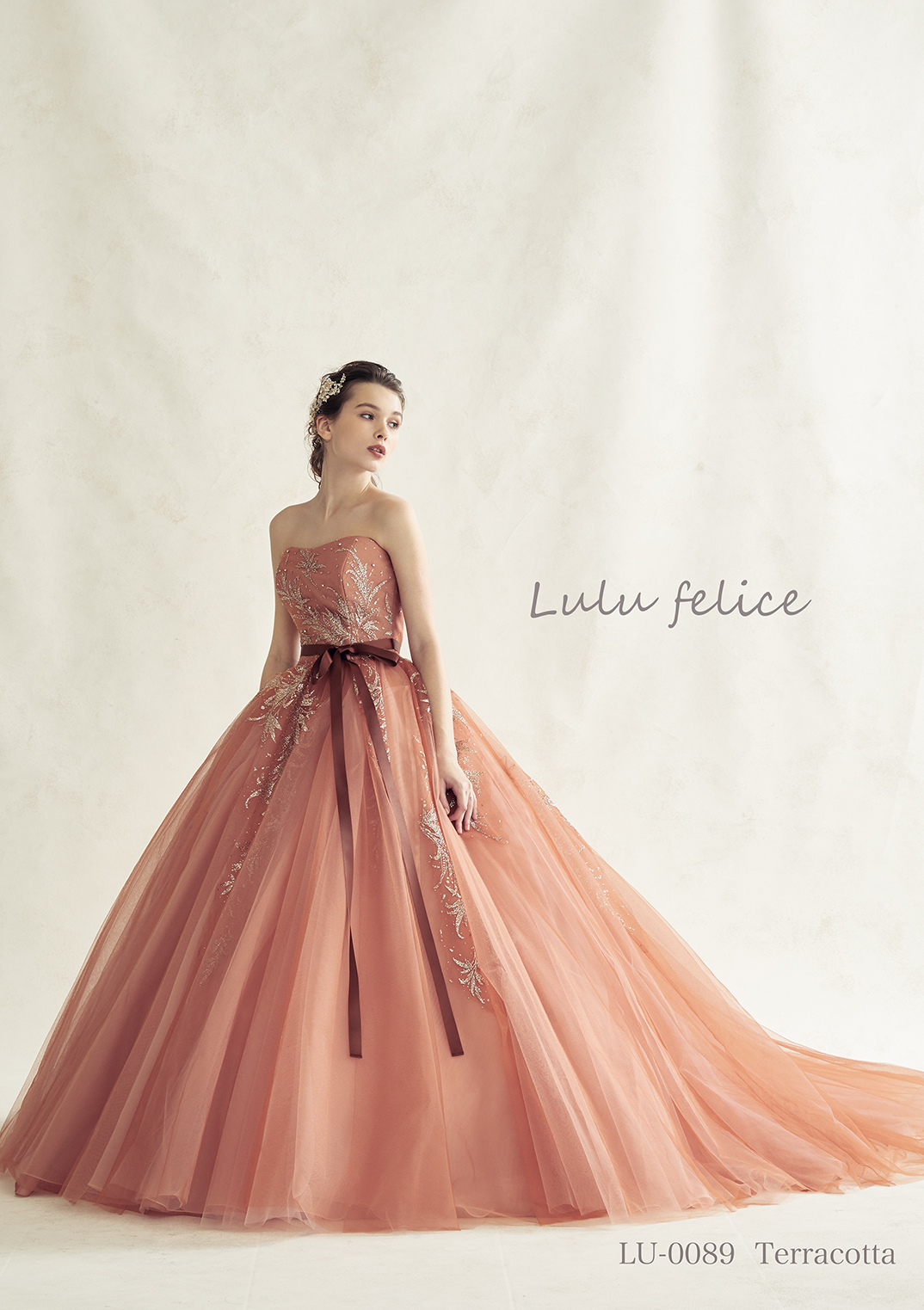 赤みがかった茶色やくすんだオレンジが上品♪トップスからスカートにあしらったグリッター刺繡が美しい