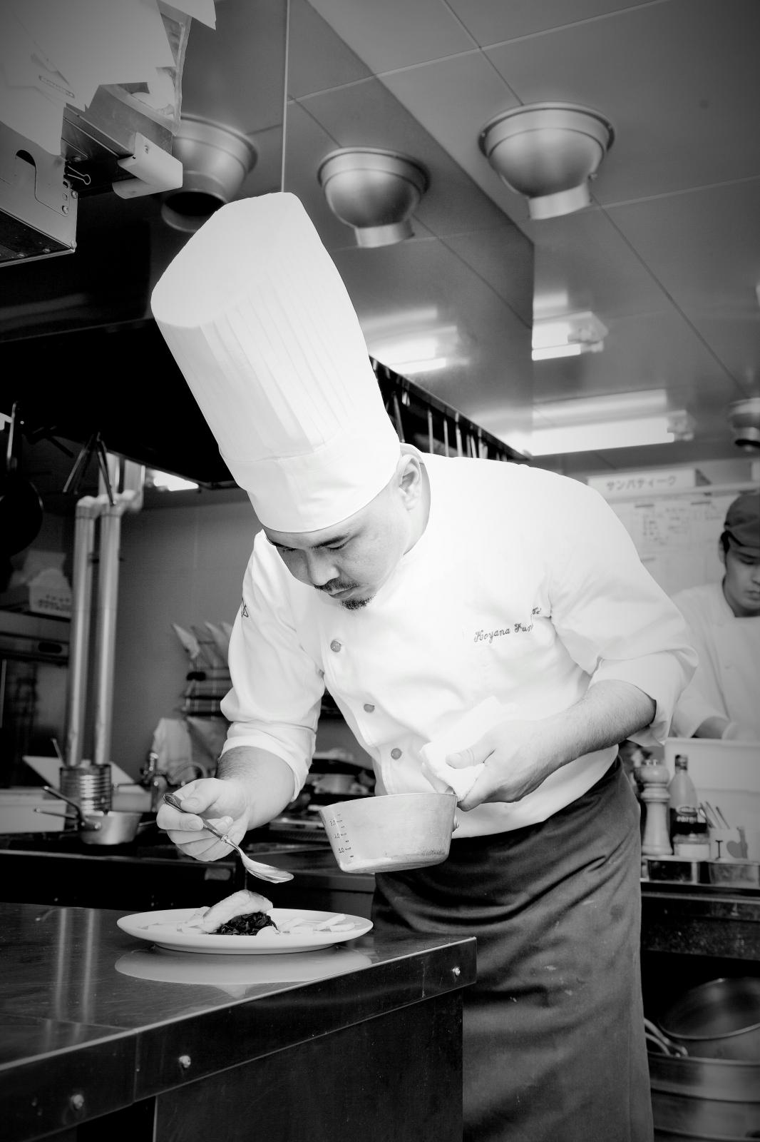 心のこもった料理で新郎新婦のおもてなしを伝えるシェフ