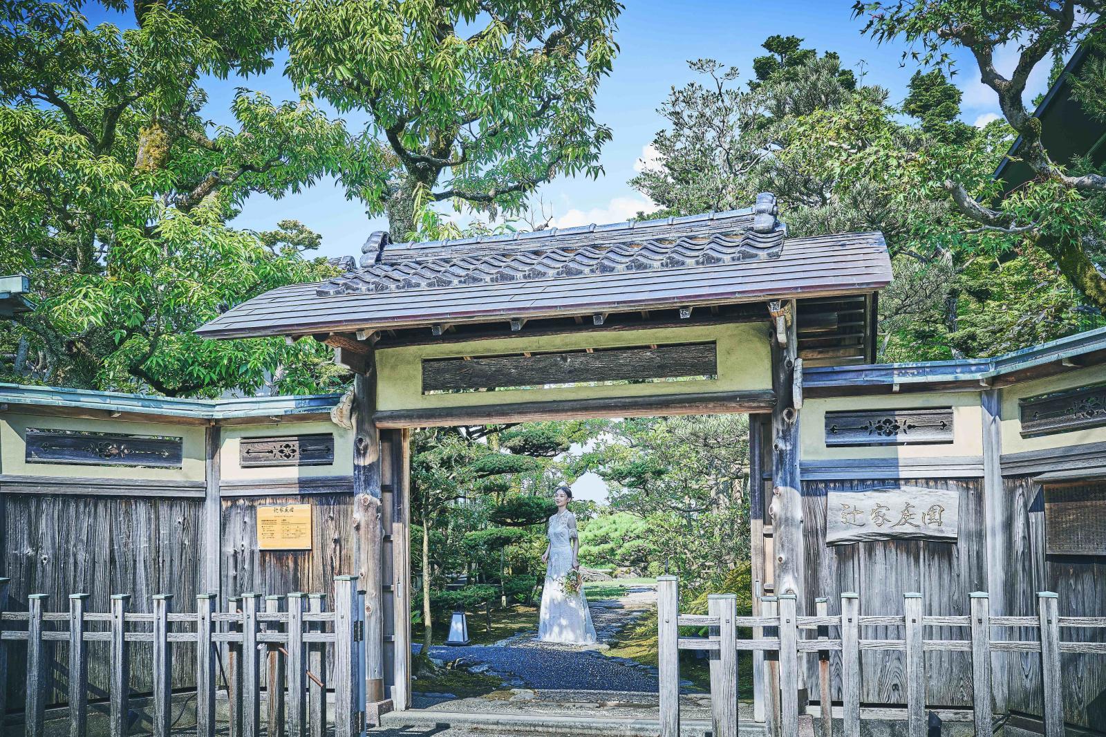 凛とした門構えが静かに迎える、落ち着きと上質さに満ちた時間を。