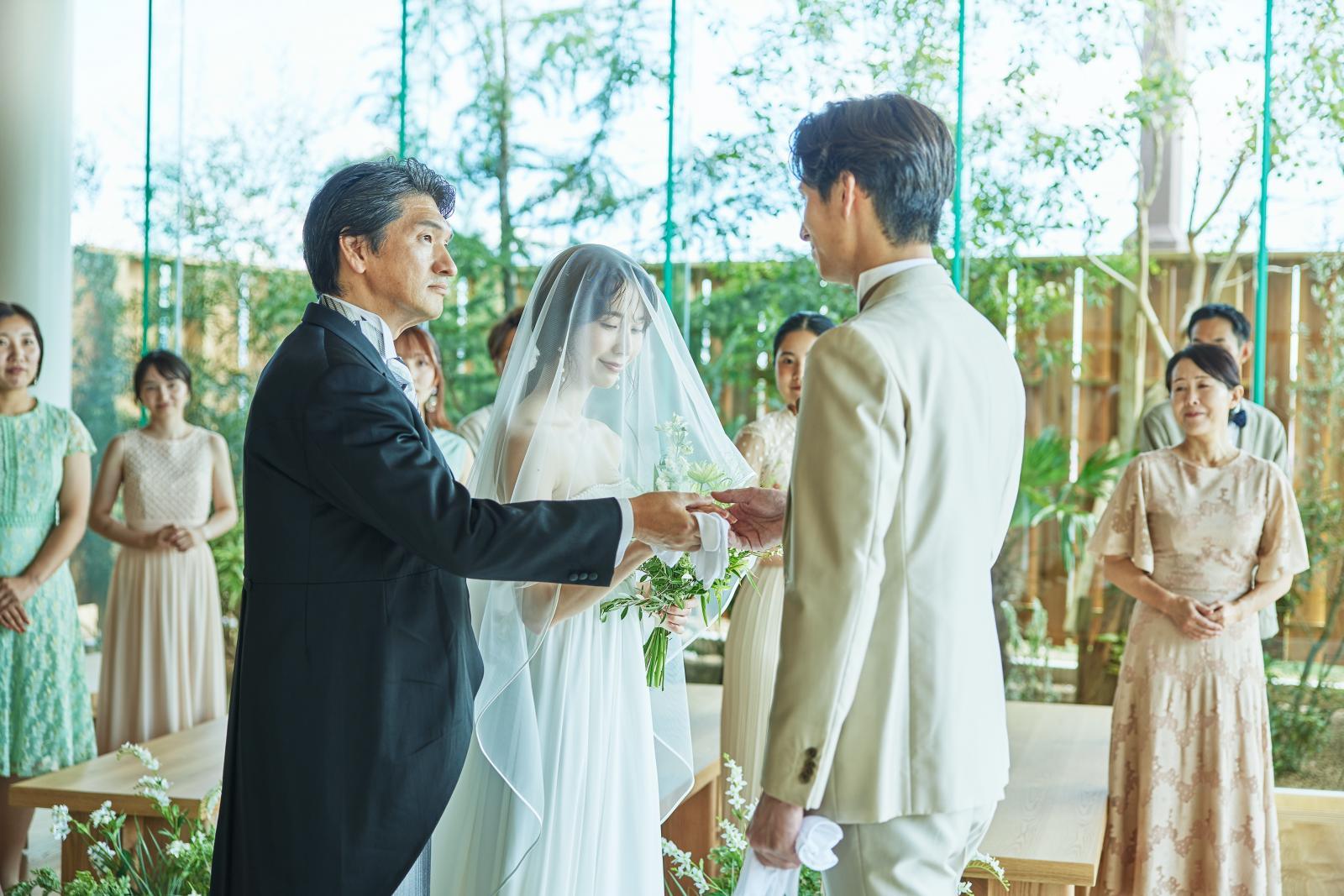 父から新郎へ想いこめた瞬間を心に刻んで