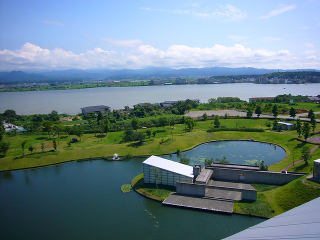 館内からは白山連峰・柴山潟の雄大な景色を。