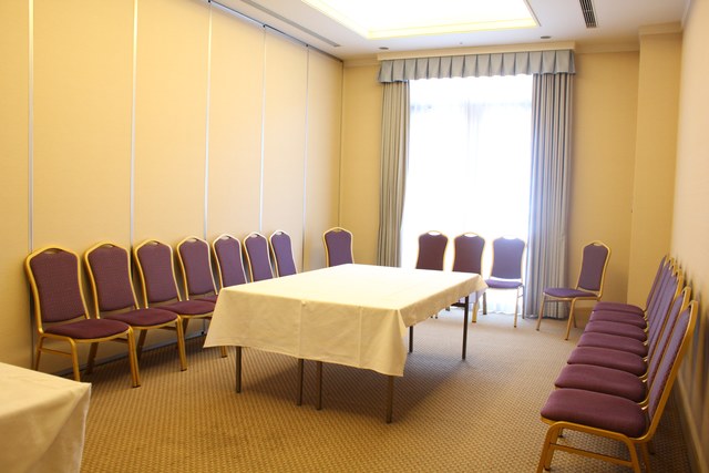 ご親族が集まる控え室は、ご両家に1室ずつご用意致します。