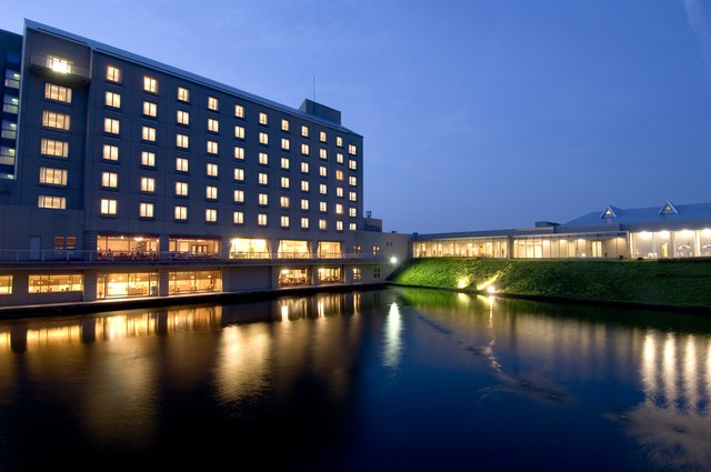 夜の外観もロマンチックで素敵です。