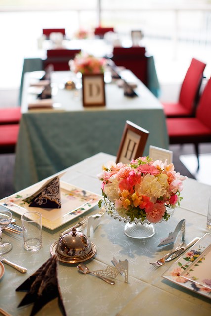 テーブルの大きさやレイアウトを変えられるのも、レストランウェディングならでは。