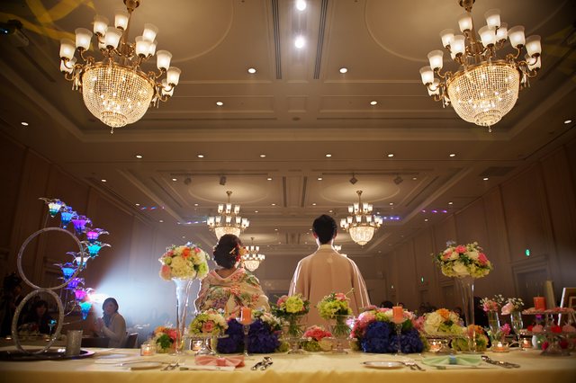 ホテルらしい大きなシャンデリアが目を引く、天井高6.5mの開放的なスペース。